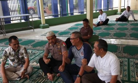 Wakapolsek Neglasari bersama Panit Reskrim Silaturahmi dengan tokoh Masyarakat Usai Shalat berjamaah