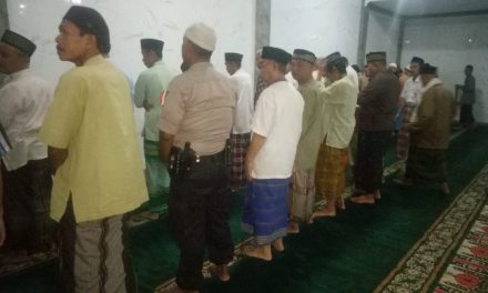 Usai Berpatroli, Anggota Sabhara Polsek Jatiuwung Shalat Subuh Berjamaah Bersama Warga