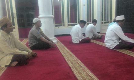 Binmas Polsek Jatiuwung Tangerang Kota Melaksanakan Shalat Subuh Berjamaah Bersama Warga