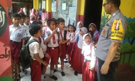 Tanpa Ada Rasa Takut, Para Siswa SD ini Langsung Sambut Kedatangan Bhabinkamtibmas Polsek Jatiuwung Yang Berkunjung