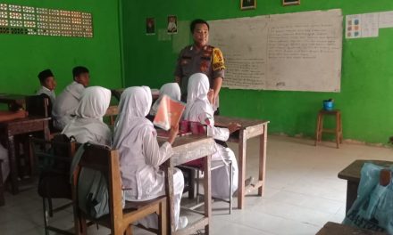 KUNJUNGAN BHABINKAMTIBMAS BRIPKA SUHENDRA KESEKOLAH MADRASAH IBTIDAIYAH Al MUAWANAH DESA BABAKAN ASEM KEC. TELUKNAGA KAB.TANGERANG