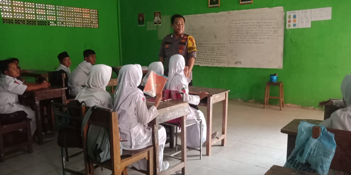 KUNJUNGAN BHABINKAMTIBMAS BRIPKA SUHENDRA KESEKOLAH MADRASAH IBTIDAIYAH Al MUAWANAH DESA BABAKAN ASEM KEC. TELUKNAGA KAB.TANGERANG