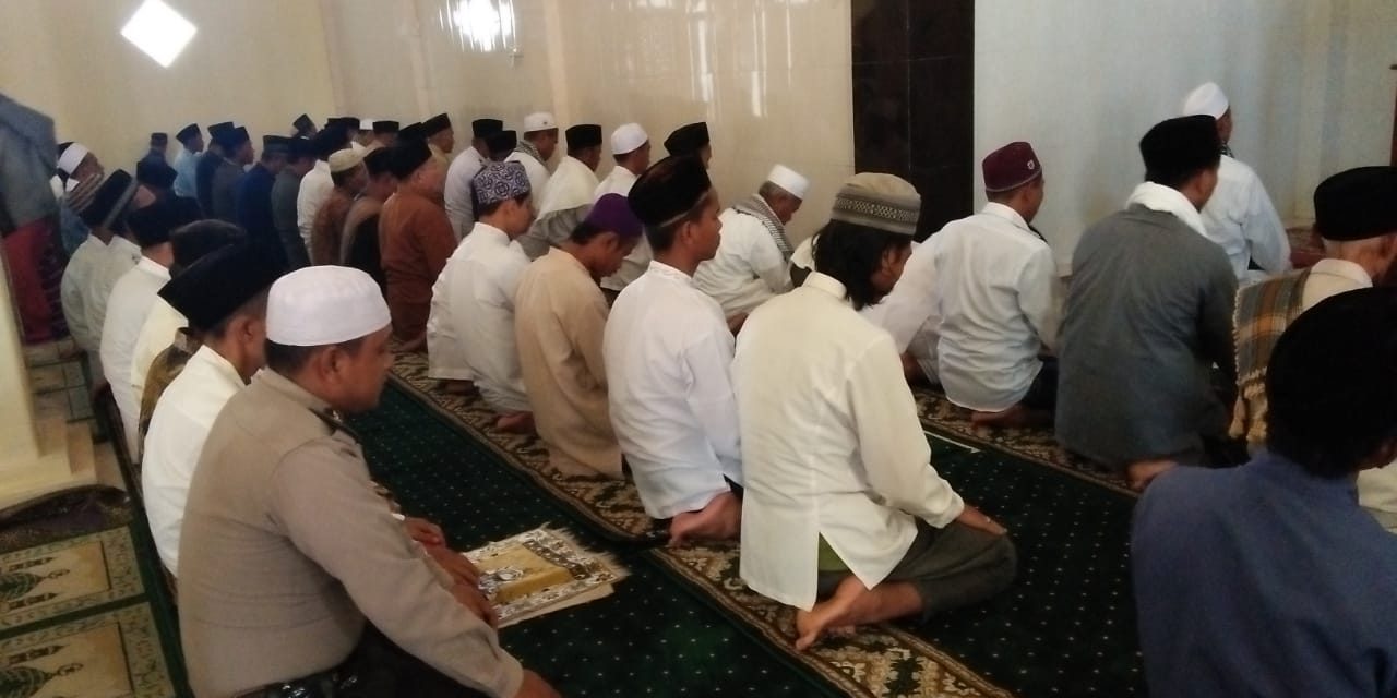 KEGIATAN POLISI CINTA MASJID BHABINKAMTIBMAS DESA TELUKNAGA SAAT PANGGILAN ADZAN SHOLAT JUM’AT KUNJUNGI MASJID