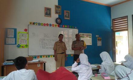 Bhabinkamtibmas  Bersama Dengan Guru Pengajar Sampaikan Pesan Kamtibmas Berinteraksi Dengan Murid