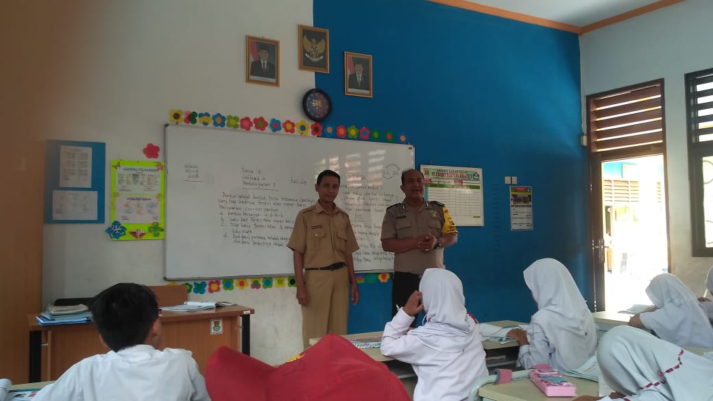 Bhabinkamtibmas  Bersama Dengan Guru Pengajar Sampaikan Pesan Kamtibmas Berinteraksi Dengan Murid