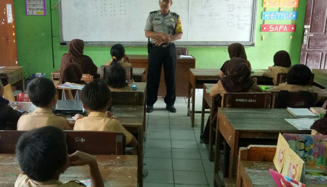 Tingkatkan Keakraban dan Keharmonisan Dengan Sekolah Bhabinkamtibmas Kunjungi SDN III Kel. Dadap kec. Kosambi