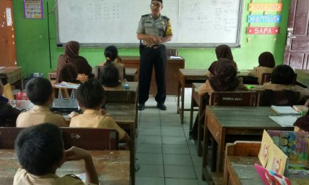 Tingkatkan Keakraban dan Keharmonisan Dengan Sekolah Bhabinkamtibmas Kunjungi SDN III Kel. Dadap kec. Kosambi