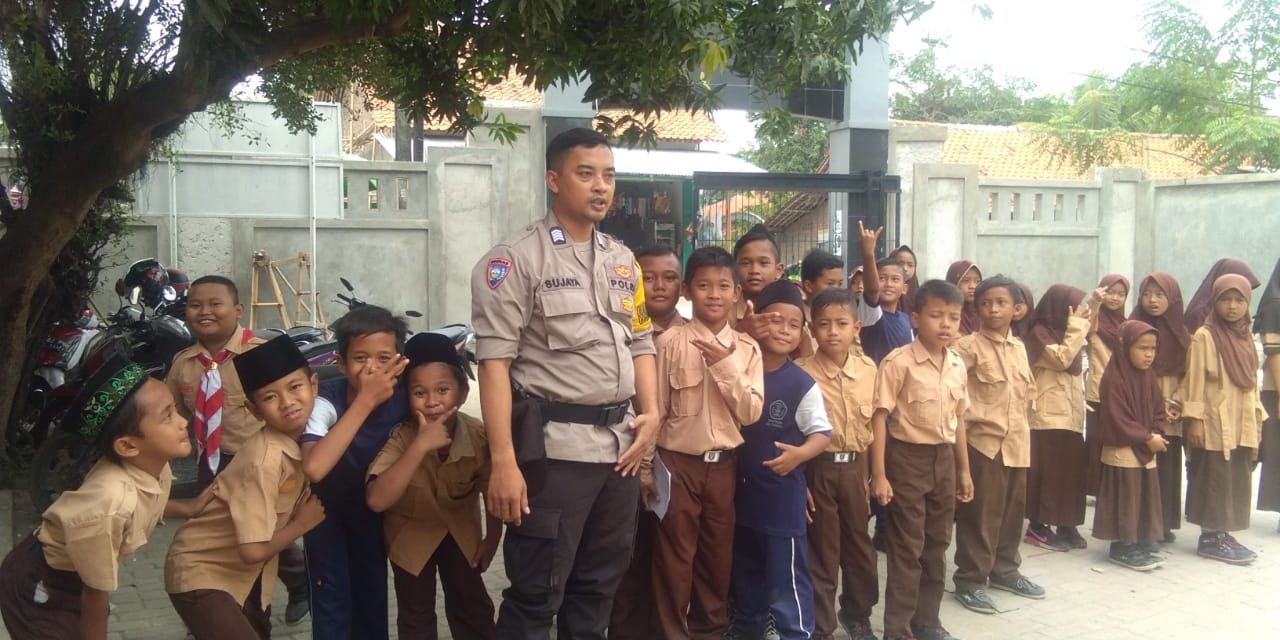 Bhabinkamtibmas Desa Bojong Renged Bripka Ujang Sujaya Sambangi Sekolah SDN Kapuk Jaya Ds. Bojong Renged Jalin Silaturrahmi