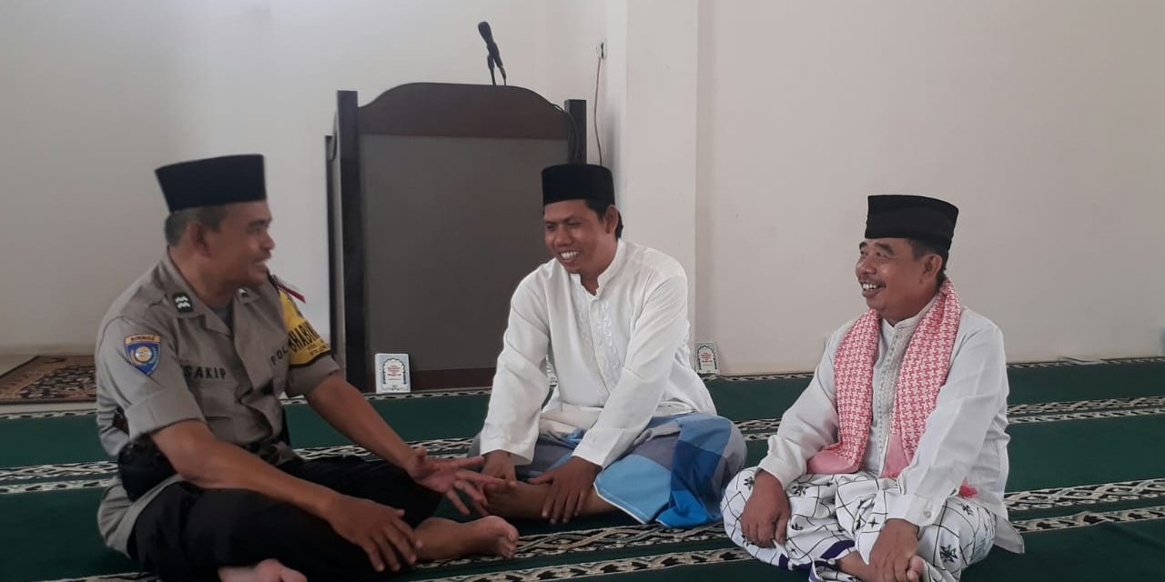 Selesai Sholat Berjamaah, Bhabinkamtibmas Polsek Benda Beri himabuan Kamtibmas kepada Jama’ah