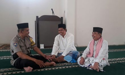 Selesai Sholat Berjamaah, Bhabinkamtibmas Polsek Benda Beri himabuan Kamtibmas kepada Jama’ah