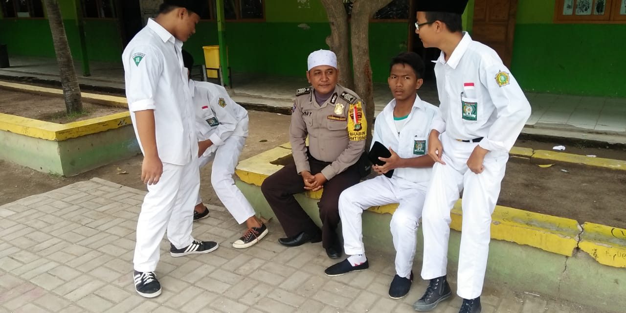 KEGIATAN POLKISS BHABINKAMTIBMAS DESA TELUKNAGA  SAMBANG DI MA AL HASANIYAH HIMBAU PELAJAR JAUHKAN NARKOBA