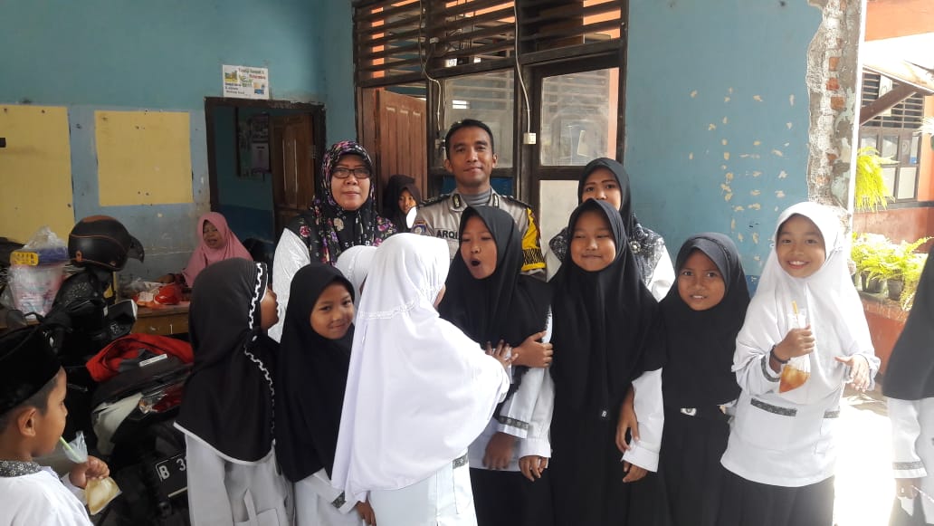 SAMBANG SEKOLAH MI MADHLAUL HUDA KEBON CAU BHABINKAMTIBMAS JALIN SILATURRAHMI