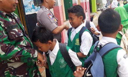 SINERGITAS BERSAMA BABINSA SAAT SAMBANGI SEKOLAH MI FAJTIYAH DESA SALEMBARAN JATI