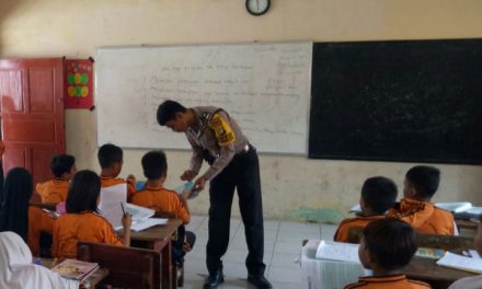 AJARKAN CARA BELAJAR BHABINKAMTIBMAS DESA TEGALANGUS BERINTERAKSI DENGAN SISWA SDN I  TEGALANGUS .