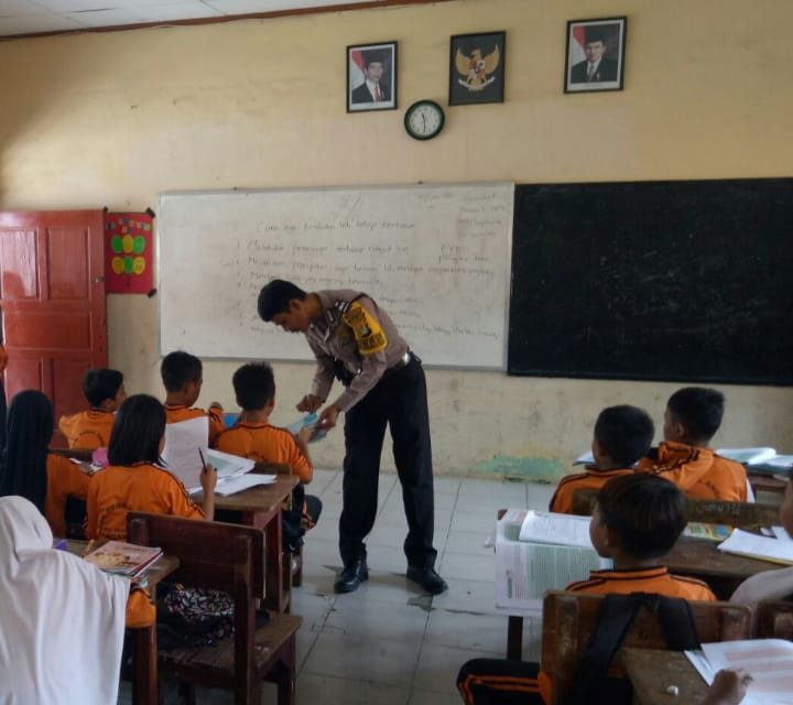 AJARKAN CARA BELAJAR BHABINKAMTIBMAS DESA TEGALANGUS BERINTERAKSI DENGAN SISWA SDN I  TEGALANGUS .