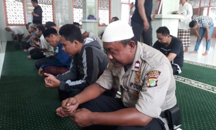 Panggilan Adzan Berkumandang Babinkamtibmas Melaksanakan Sholat Dzuhur  Berjamaah Masjid Jihadul Mukminin,