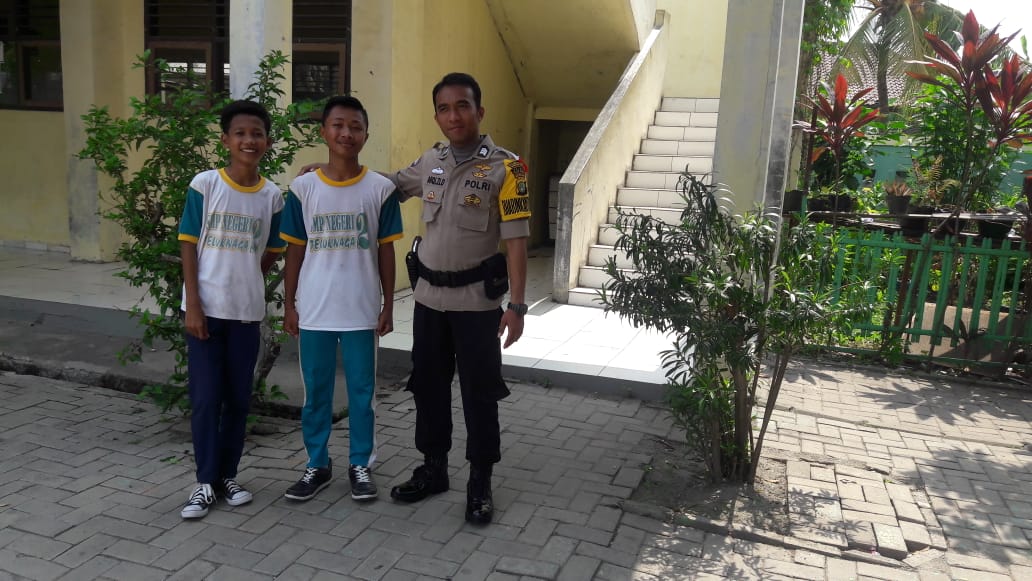 Kunjungan Bhabinkamtibmas Ds. Kebon Cau kec. Teluknaga Saat Giat Polkiss SMPN 2