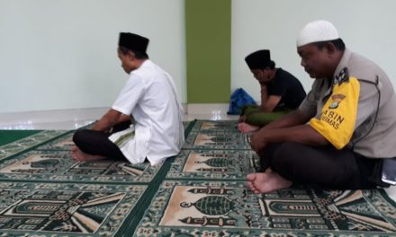 Bhabinkamtibmas Ds. Kosambi Timur Saat Adzan Berkumandang Senyempatkan Diri Untuk Sholat Dzuhur