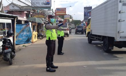 Anggota Lantas Polsek Benda, Melakukan Pelayanan Kepada Masyarakat Di sore Hari