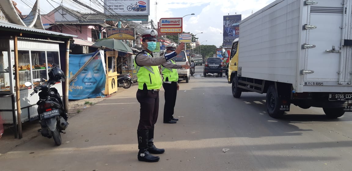 Anggota Lantas Polsek Benda, Melakukan Pelayanan Kepada Masyarakat Di sore Hari