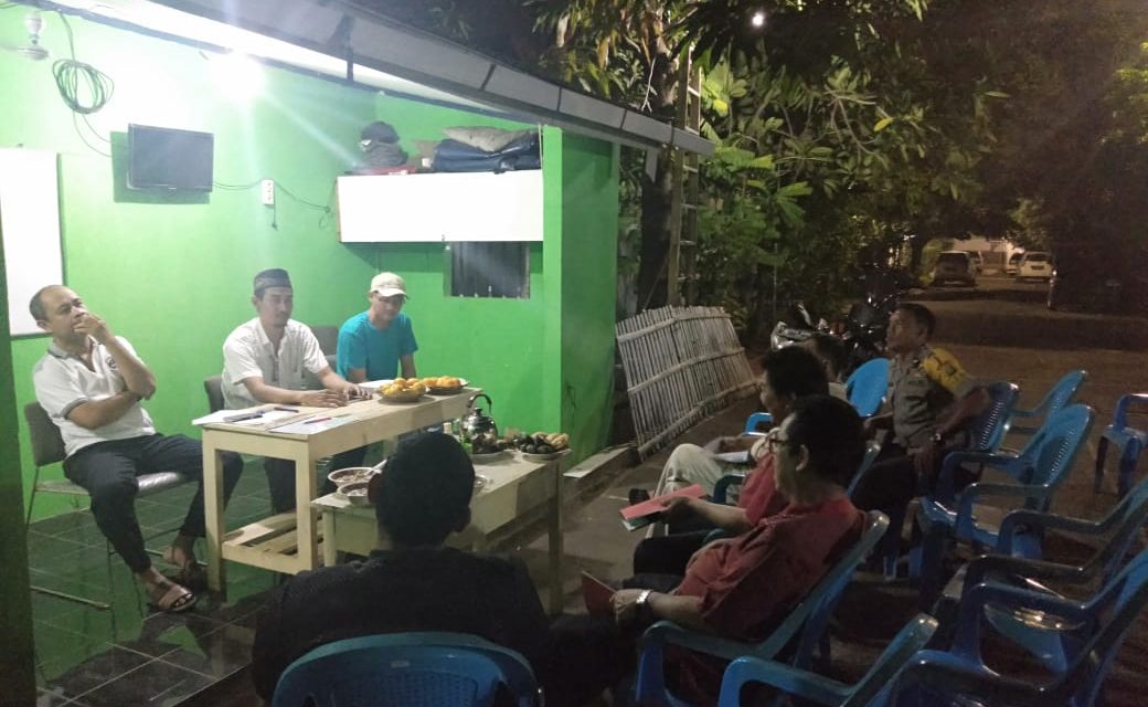 Bhabinkamtibmas Polsek Benda Sambangi Warganya di Pos Kamling