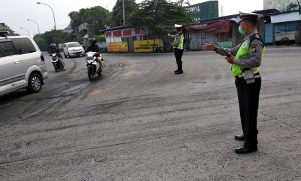 Gatur Lalin Pagi Hari Anggota Lalu Lintas Polsek Benda Bantu kelancaran Pengguna Jalan