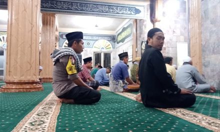 Aipda Ali Husni Sholat Isya Berjamaah Bersama Warga Binaannya