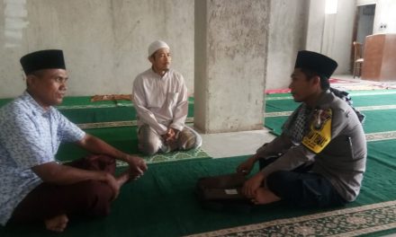 Kunjungi Tokoh Agama, Bhabinkamtibmas Polsek Benda Ajak Bijak Dalam Pergunakan Medsos