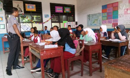 BERIKAN MATERI CARA BELAJAR BHABINKAMTIBMAS DESA MUARA SAMBANG KE SEKOLAH DASAR NEGERI 2 MUARA