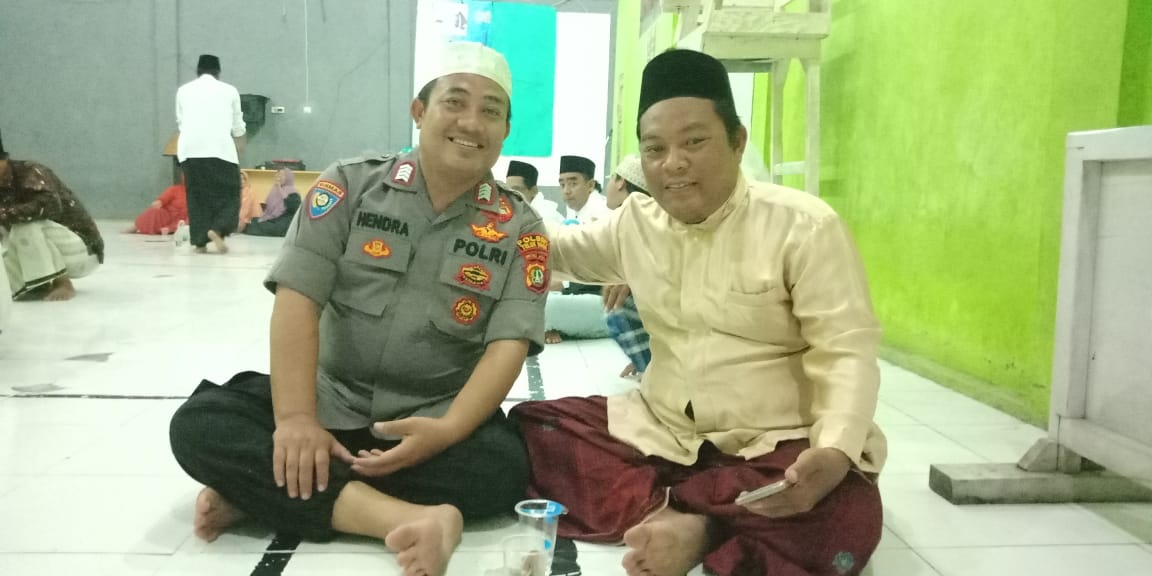 POLSANTREN BHABINKAMTIBMAS  DESA BABAKAN ASEM BRIPKA SUHENDRA SAMBANGI TOKOH AGAMA DAN TOMAS DALAM RANGKA SILATURRAHIM DIMAJLIS TAKLIM AL IKHLAS