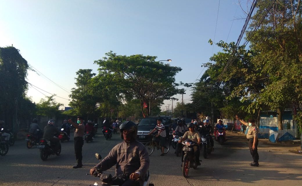 Anggota Unit Sabhara Polsek Benda Atur Arus Lalulintas Di Pagi Hari