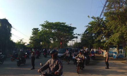 Anggota Unit Sabhara Polsek Benda Atur Arus Lalulintas Di Pagi Hari