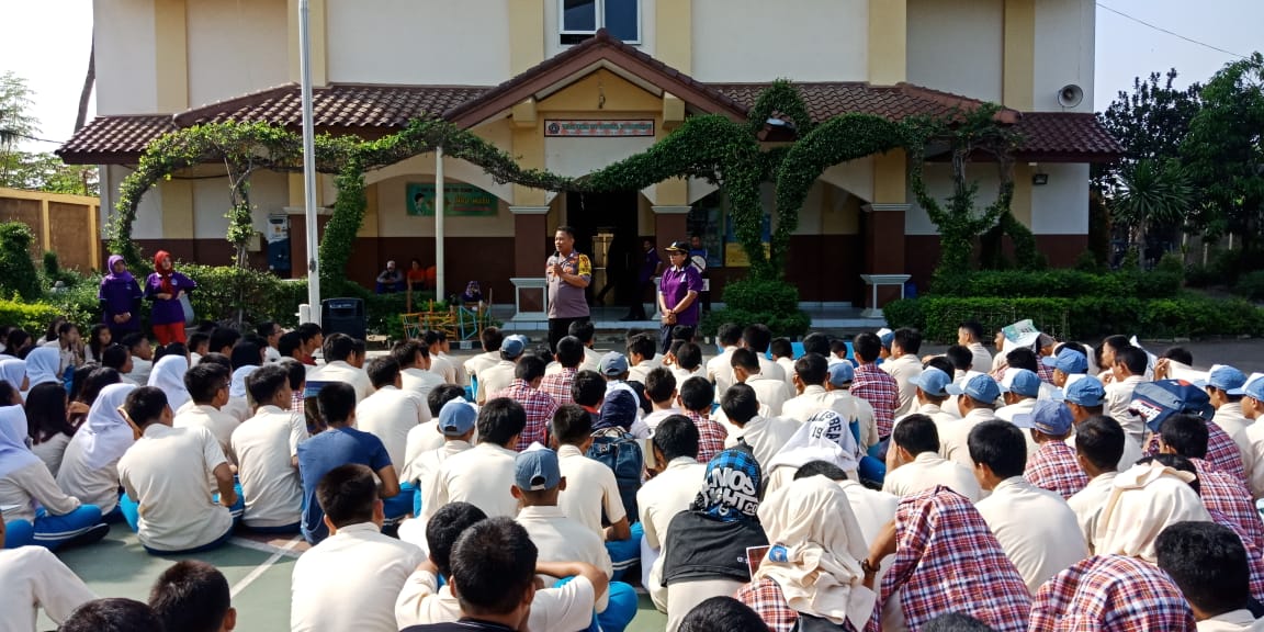 KUNJUNGAN POLKISS BHABINKAMTIBMAS DESA BABAKAN ASEM KEC.TLKNAGA SAMBANG KESEKOLAH SMK CEMERLANG  DESA BABAKAN ASEM KEC. TELUK NAGA AJAK PELAJAR JAUHKAN NARKOBA