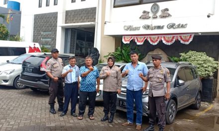 Anggota Polsek Benda Berikan Pengamanan Bagi Warganya Yang Beribadah