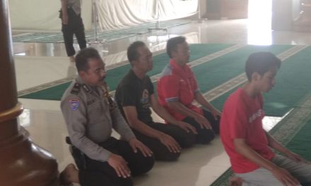 Adzan Berkumandang Bhabinkamtibmas Ds. Tanjung Pasir Tunaikan Sholat Berjamaah