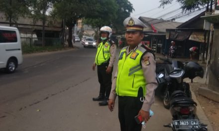 Polantas Polsek Benda Melaksanakan Pelayanan Pengaturan Lalu Lintas, Guna Antisipasi Kemacetan