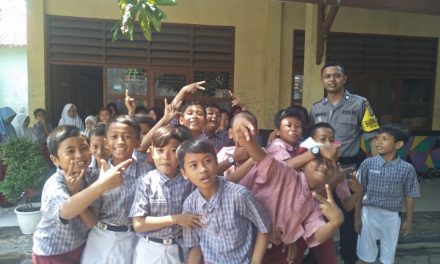 Bhabinkamtibmas Polsek Sepatan Brigadir Sidik Ammarullah menghimbau siswa SDN 2 Kayu bongkok