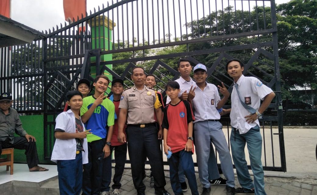 Bhabinkamtibmas Polsek Sepatan Aiptu Khaerul Saleh berkunjung kesekolah SMK Pilar Bangsa