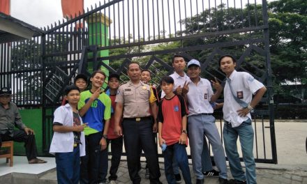 Bhabinkamtibmas Polsek Sepatan Aiptu Khaerul Saleh berkunjung kesekolah SMK Pilar Bangsa