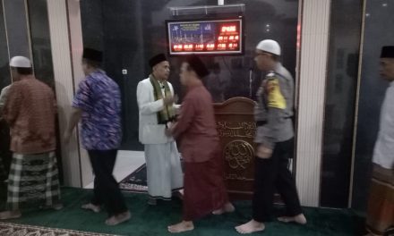 Sholat Subuh Berjamaah Dimasjid Al Amin Kel. Dadap kec. Kosambi Bhabinkamtibmas Sempatkan Diri Saat Adzan Berkumandang