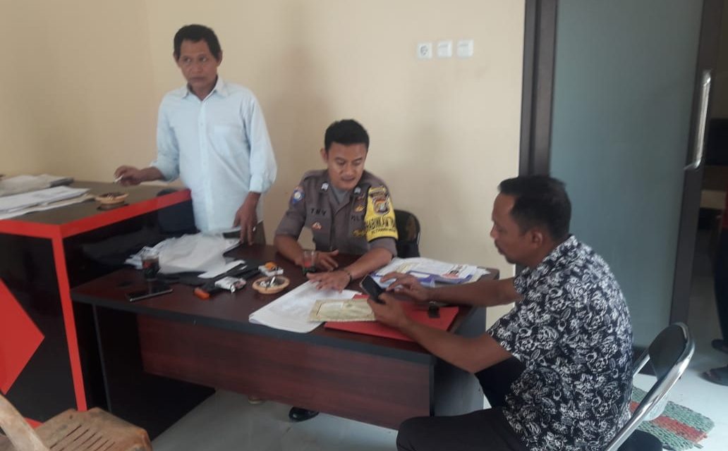 Bhabinkamtibmas Polsek Sepatan Tri Bintoro Sambang Kantor Desa