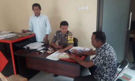 Bhabinkamtibmas Polsek Sepatan Tri Bintoro Sambang Kantor Desa