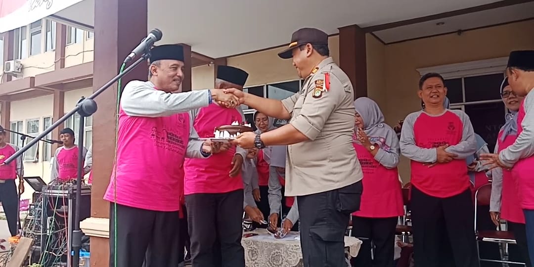 Kapolsek Sepatan AKP I GUSTI MOCH SUGIARTO mengucapkan selamat Hut PGRI yang ke 73 Tahun