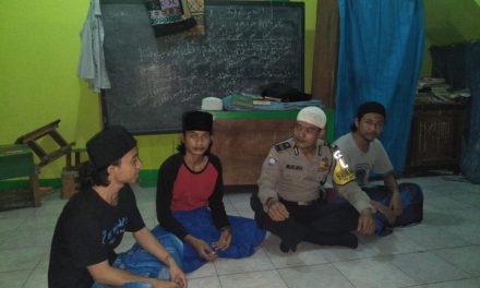 Bhabinkamtibmas Kel Sepatan Aiptu Muslikh Silaturahmi dengan santri