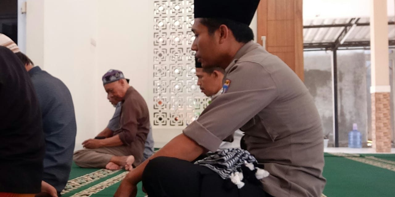 Bhabinkamtibmas Polsek Benda Rutin Melaksanakan Sholat Berjamaah Dengan Warganya