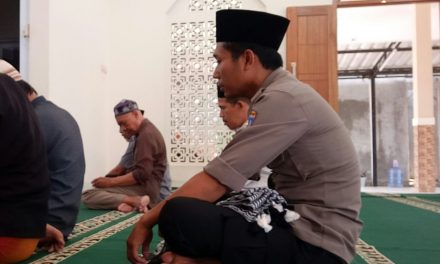 Bhabinkamtibmas Polsek Benda Rutin Melaksanakan Sholat Berjamaah Dengan Warganya