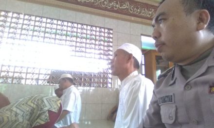 Kegiatan cinta masjid dilakukkan dengan cara bhabinkamtibmas sholat dzuhur berjamaah di masjid An Nur