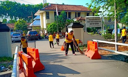 Kapolsek Benda Pimpin Kegiatan Jumat Bersih