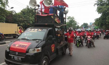 Anggota personil dari Polsek Batu ceper mengawal dan ikut mengamankan jalannya aksi damai dari  gerakan buruh Tangerang bersatu di dalam mensosialisasikan dan memperjuangkan kenaikan upah buruh UMK di tahun 2019 rencana aksi akan ke kantor puspem kota Tangerang