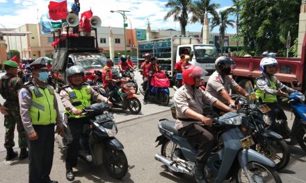 Anggota personil dari Polsek Batu ceper mengawal dan ikut mengamankan jalannya aksi unjuk rasa damai dari  gerakan buruh Tangerang bersatu di dalam mensosialisasikan dan memperjuangkan kenaikan upah buruh UMK di tahun 2019